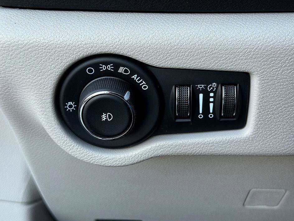 Used 2024 Chrysler Pacifica Touring-L image 16