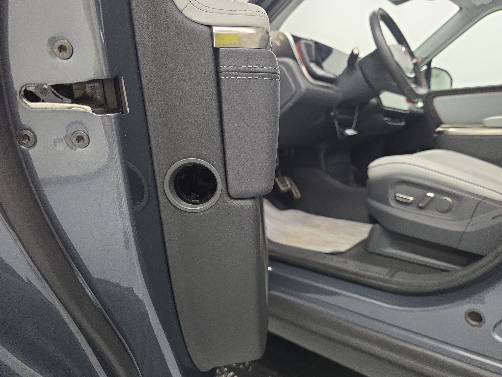 Used 2023 Rivian R1T Adventure image 30