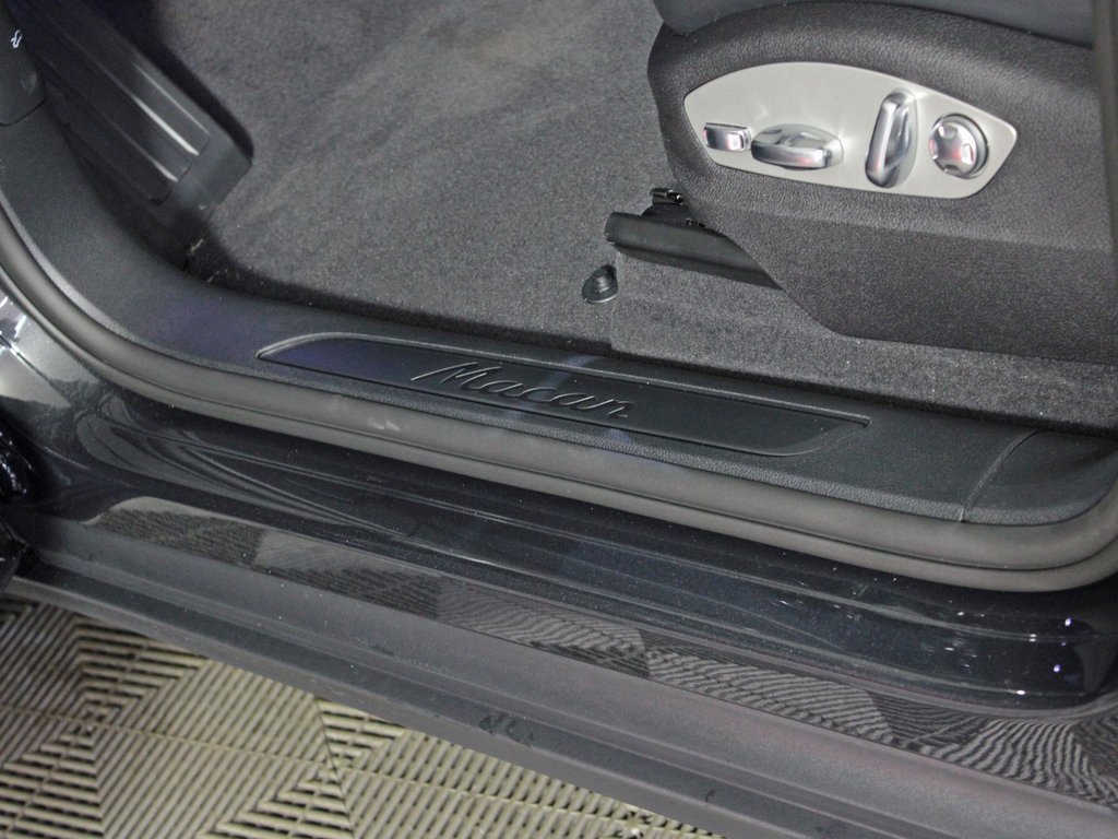 Used 2025 Porsche Macan image 17