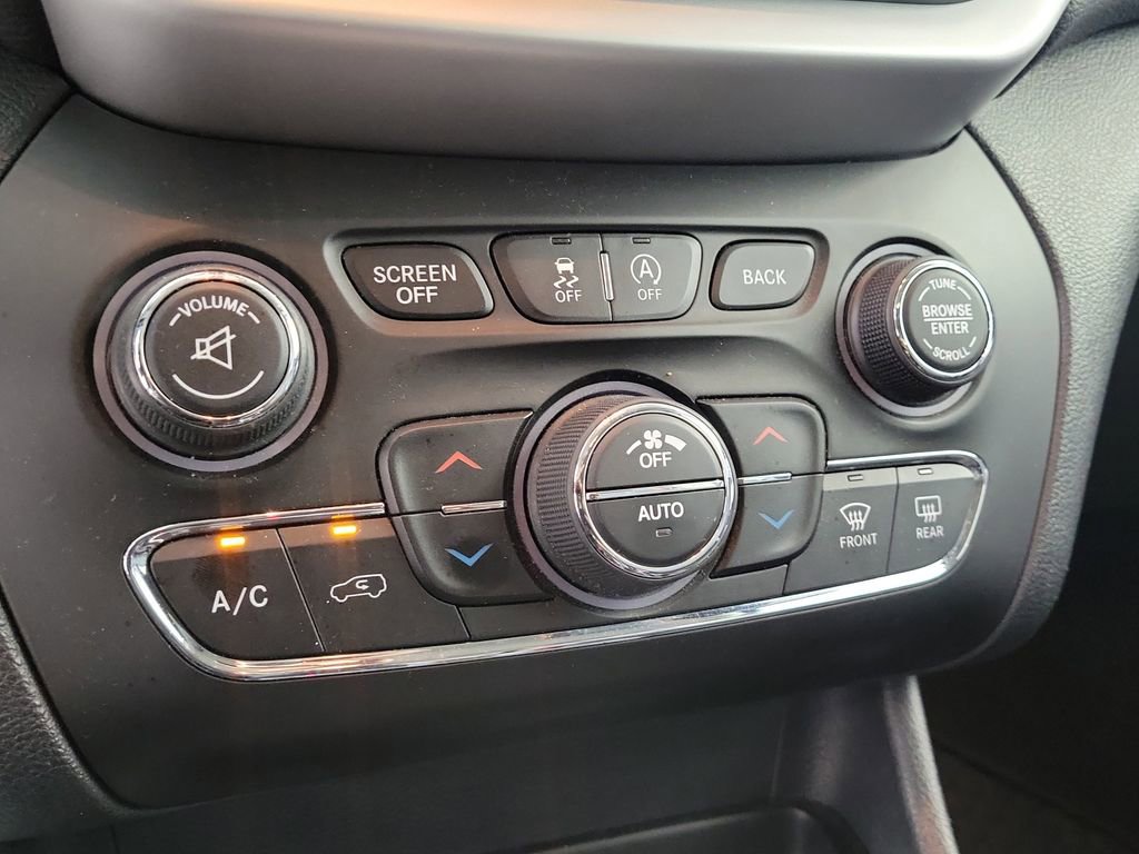 Used 2017 Jeep Cherokee Trailhawk AWD/4WD image 21