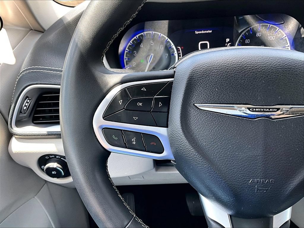 Used 2024 Chrysler Pacifica Touring-L FWD image 12