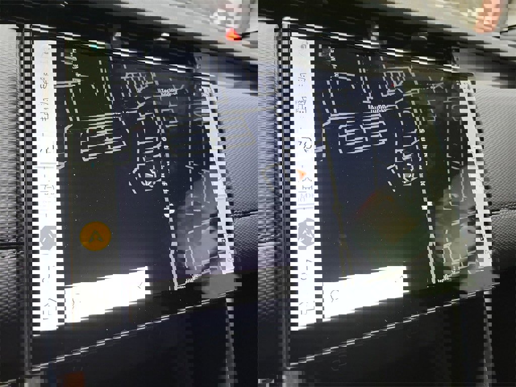 New 2025 Land Rover Discovery Sport Dynamic SE image 32