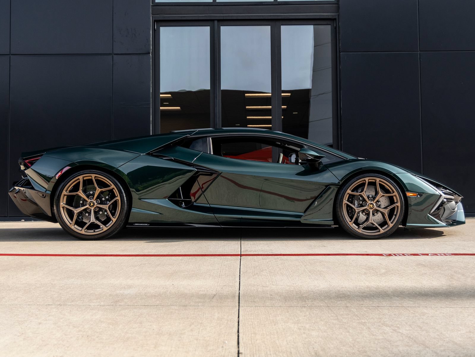 Used 2025 Lamborghini Revuelto AWD/4WD image 12