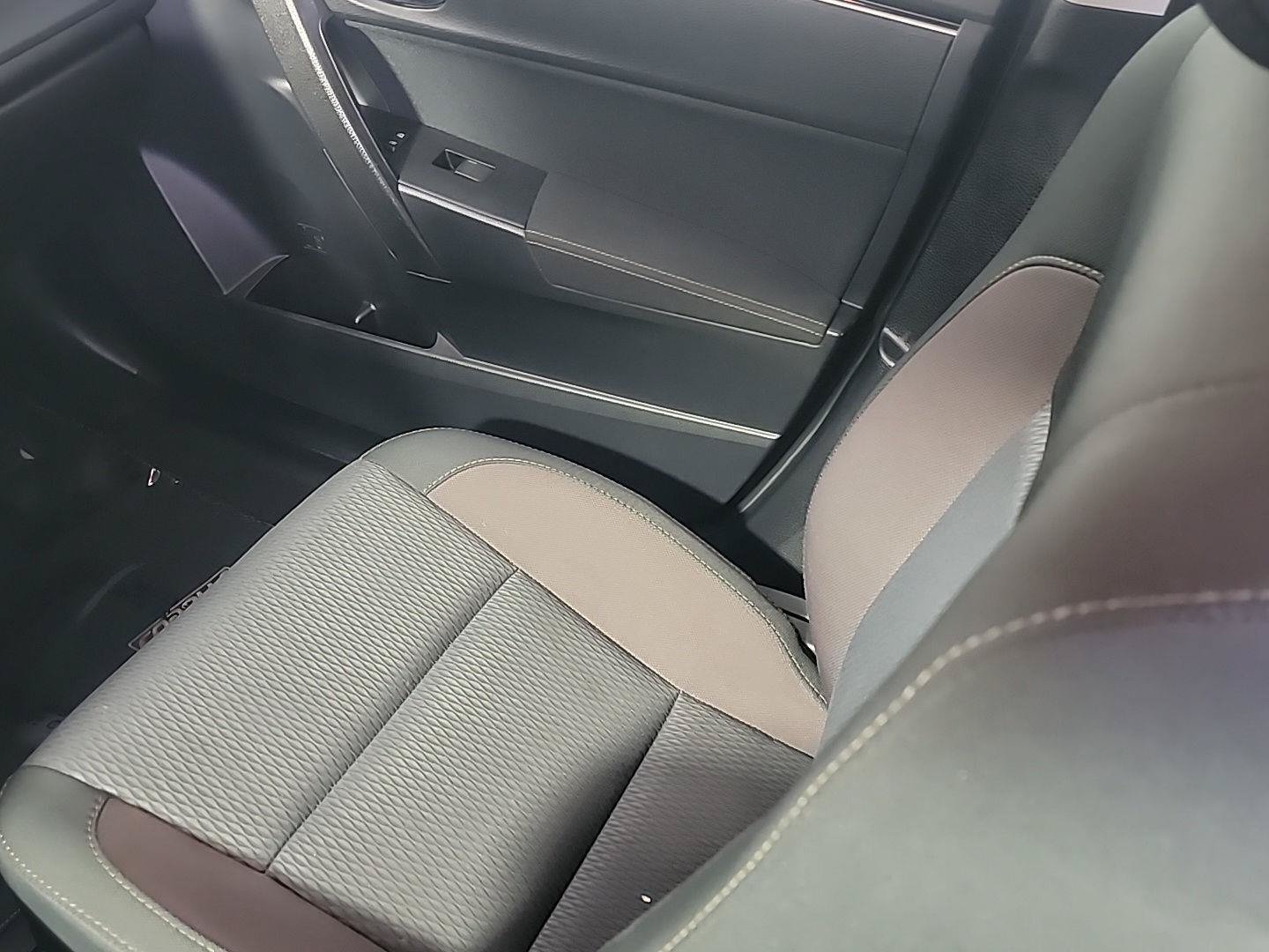Used 2019 Toyota Corolla LE w/ Carpet Mat Package (TMS) FWD image 21