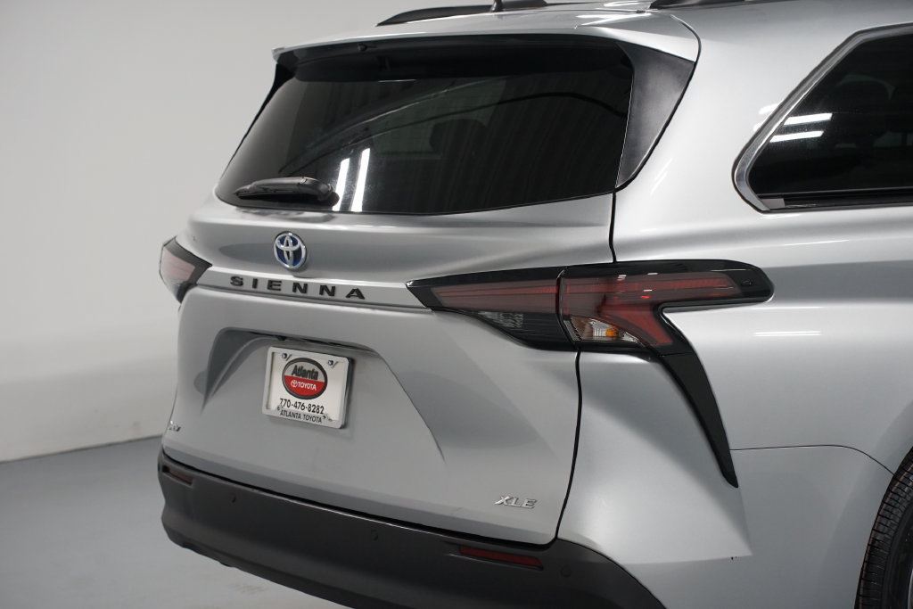Certified 2025 Toyota Sienna XLE FWD image 9