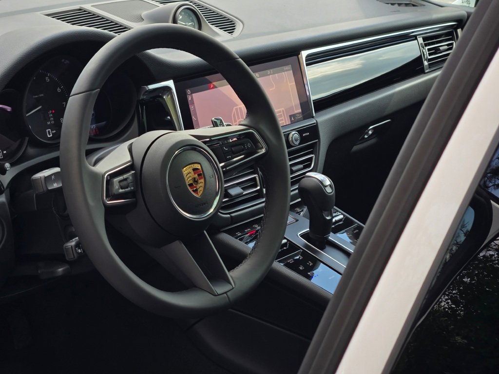 New 2026 Porsche Macan image 4
