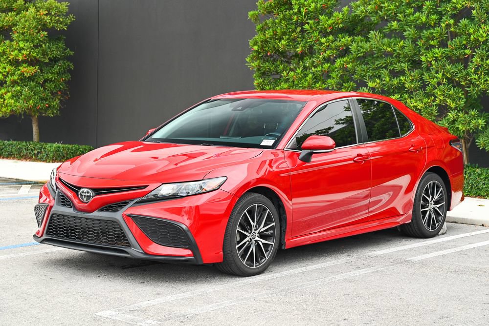 Used 2022 Toyota Camry SE FWD image 1