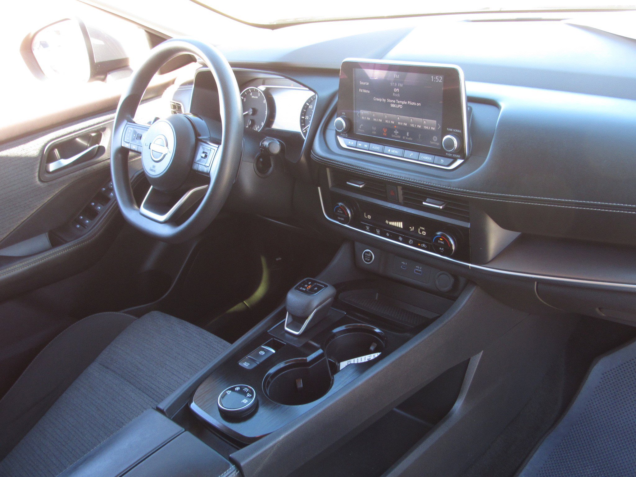 Used 2023 Nissan Rogue SV image 9