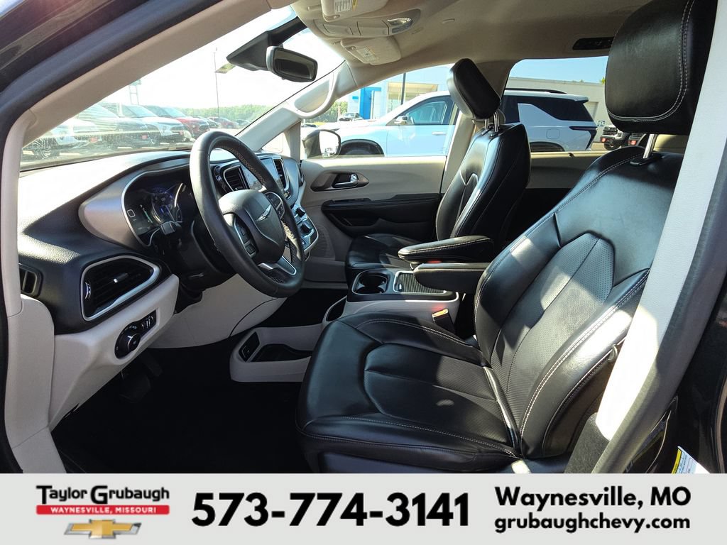 Used 2023 Chrysler Pacifica Touring-L FWD image 15