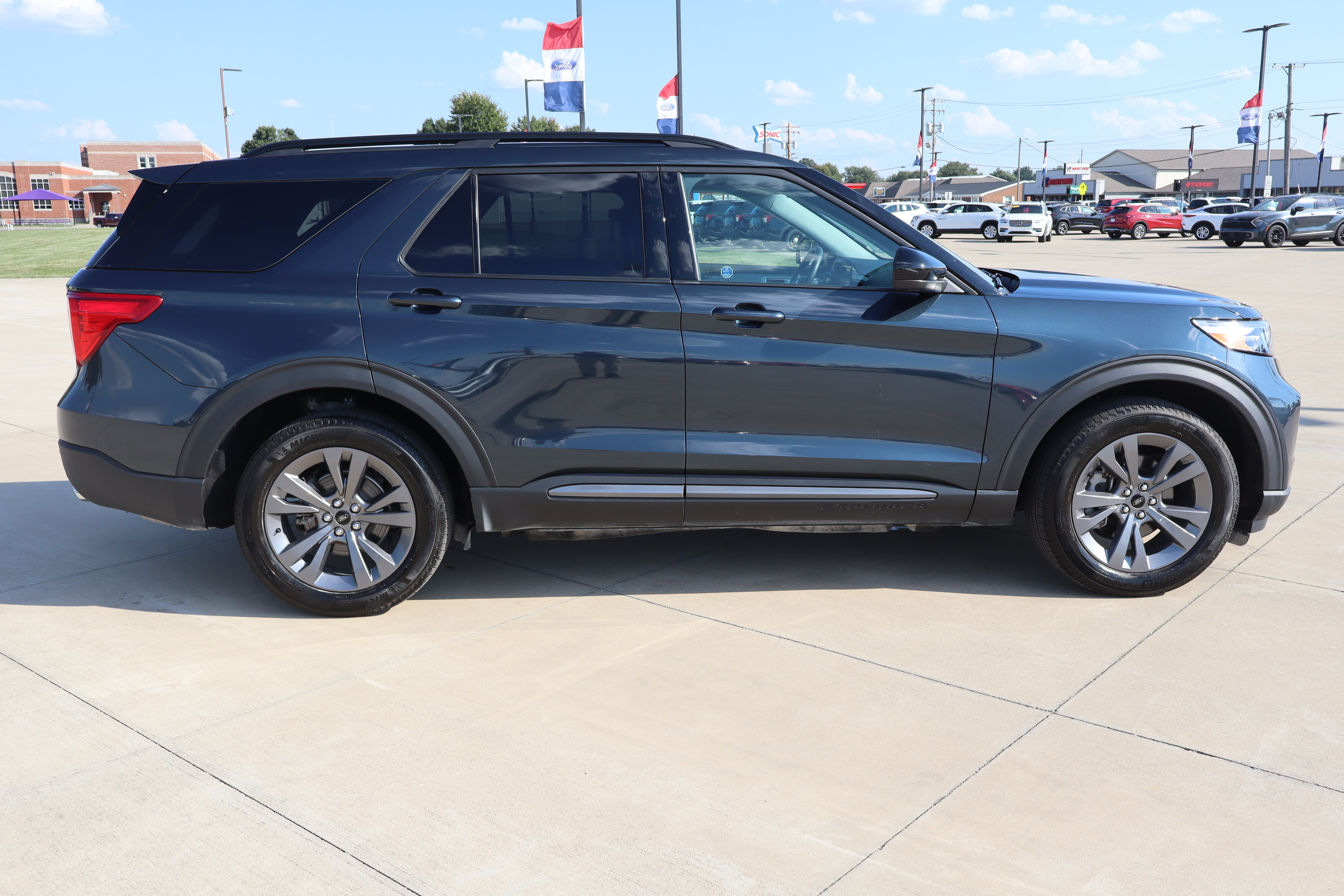 Used 2024 Ford Explorer XLT w/ Equipment Group 202A AWD/4WD image 4