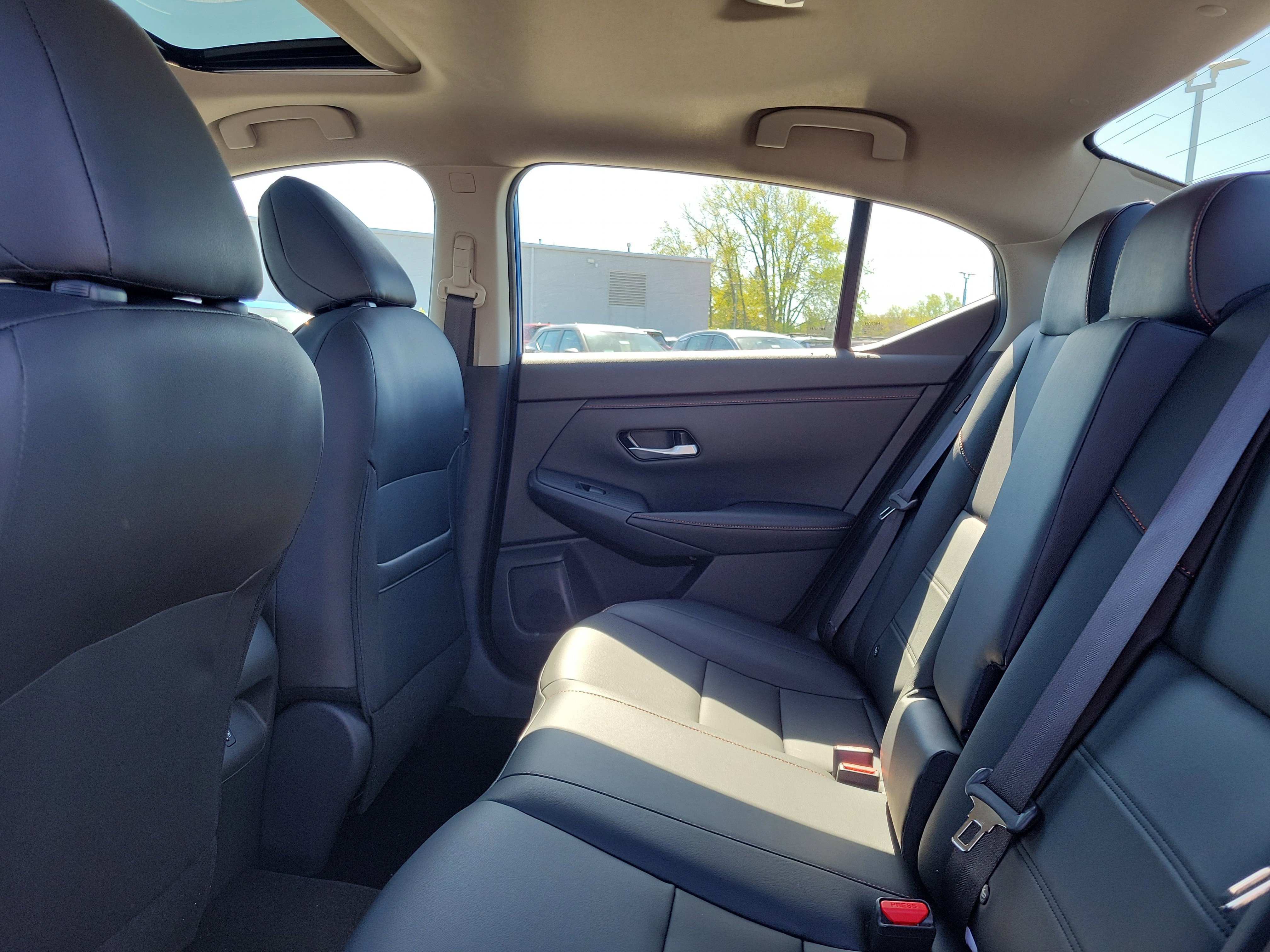 Used 2025 Nissan Sentra SR w/ SR Premium Package image 11