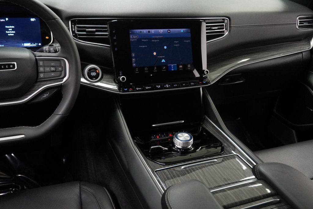 Certified 2022 Jeep Wagoneer Series III w/ Flexible Seating Group image 24