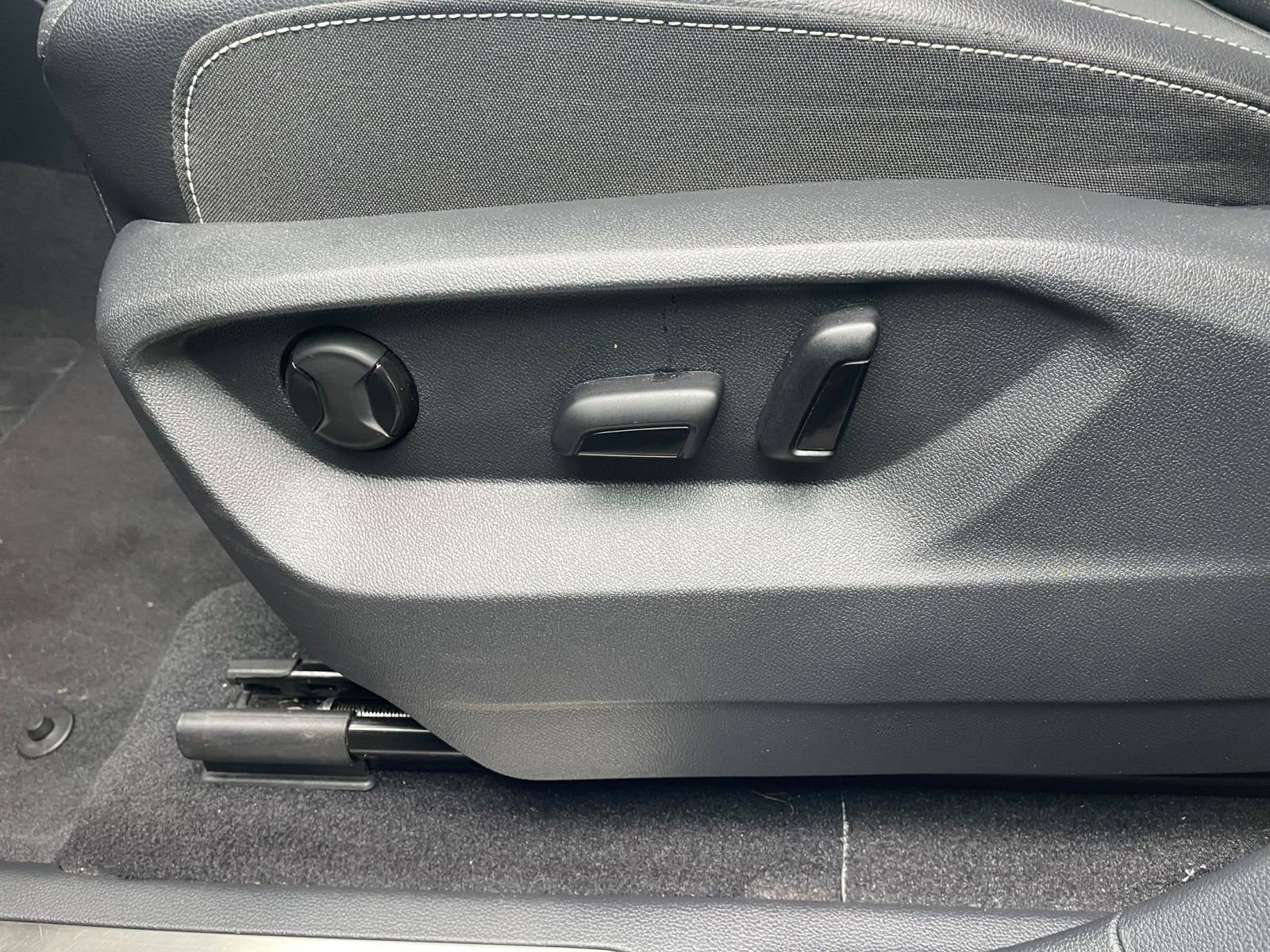 Used 2025 Volkswagen Atlas SE image 23