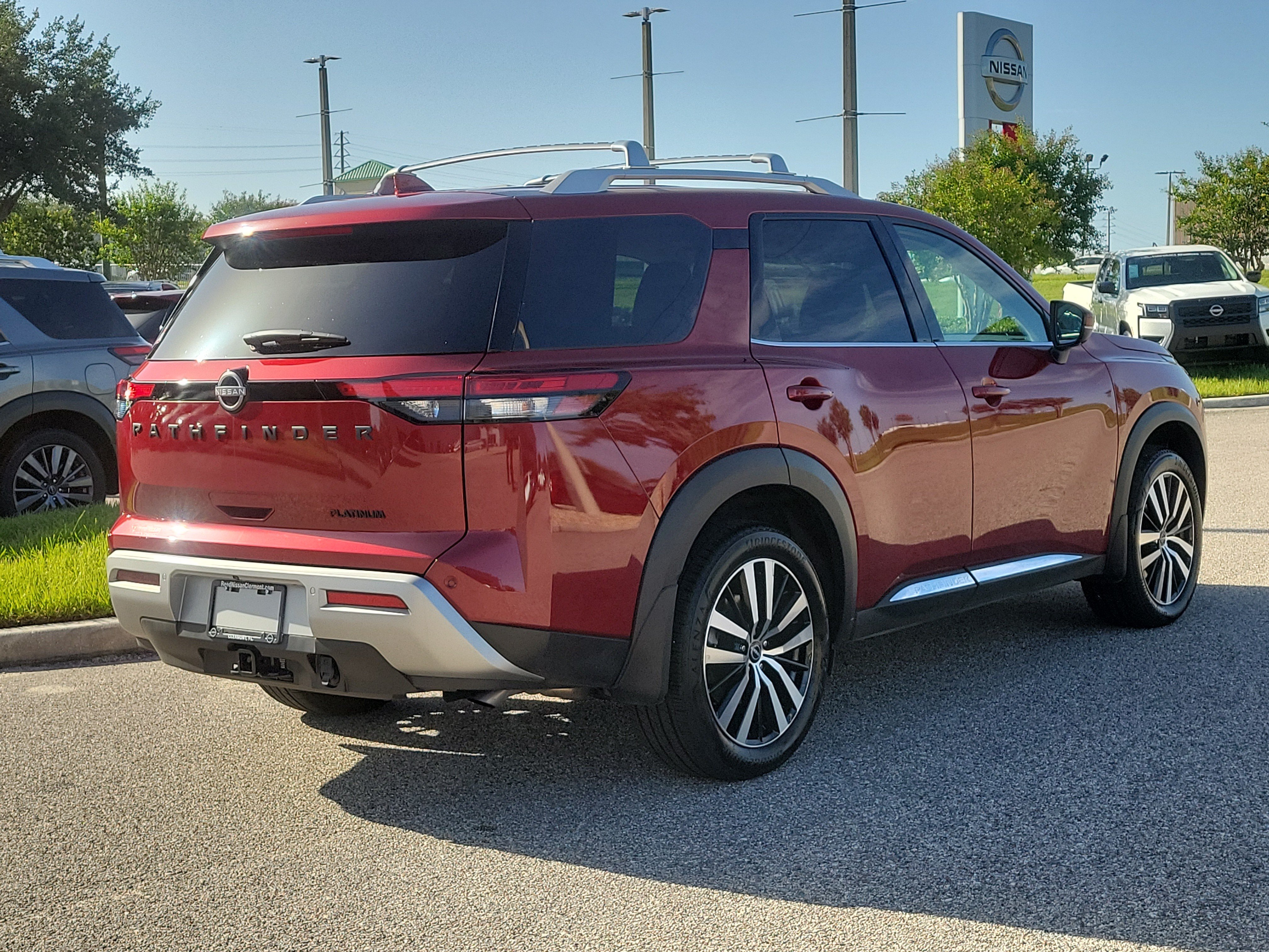 Certified 2025 Nissan Pathfinder Platinum w/ Black Appearance Package FWD image 5