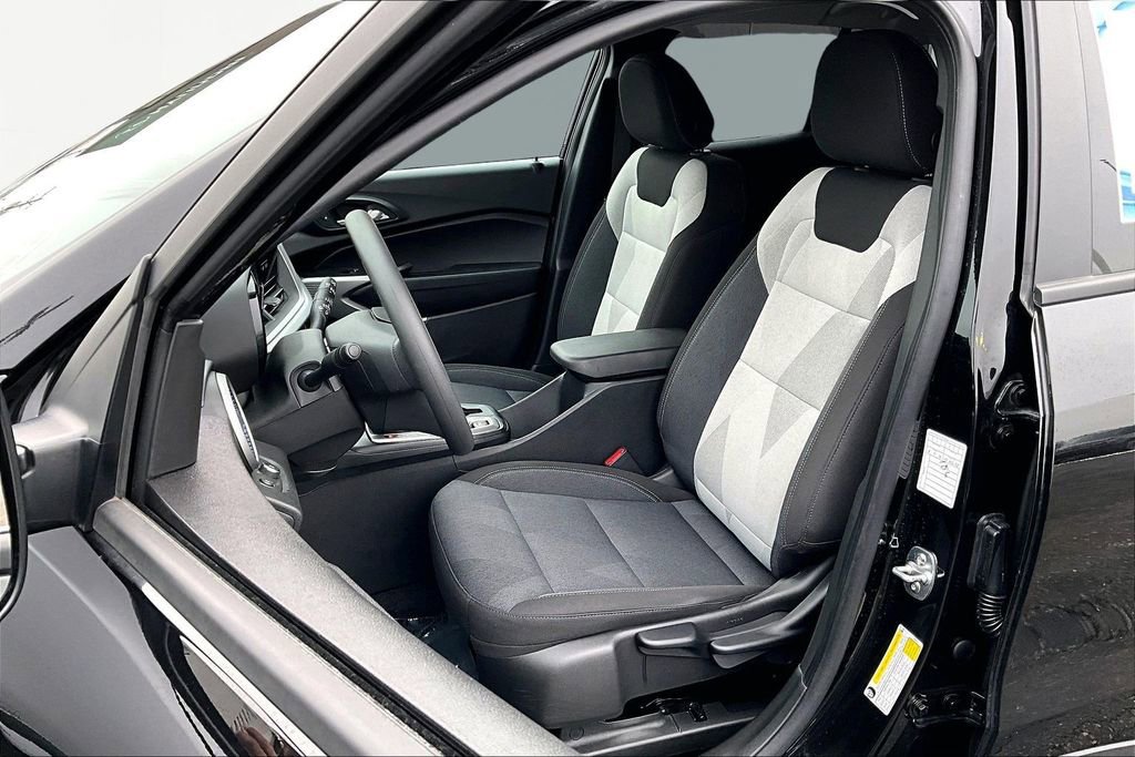 Used 2025 Chevrolet Trax LS image 25