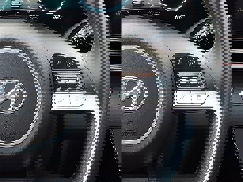 Used 2023 Hyundai Elantra Limited image 12