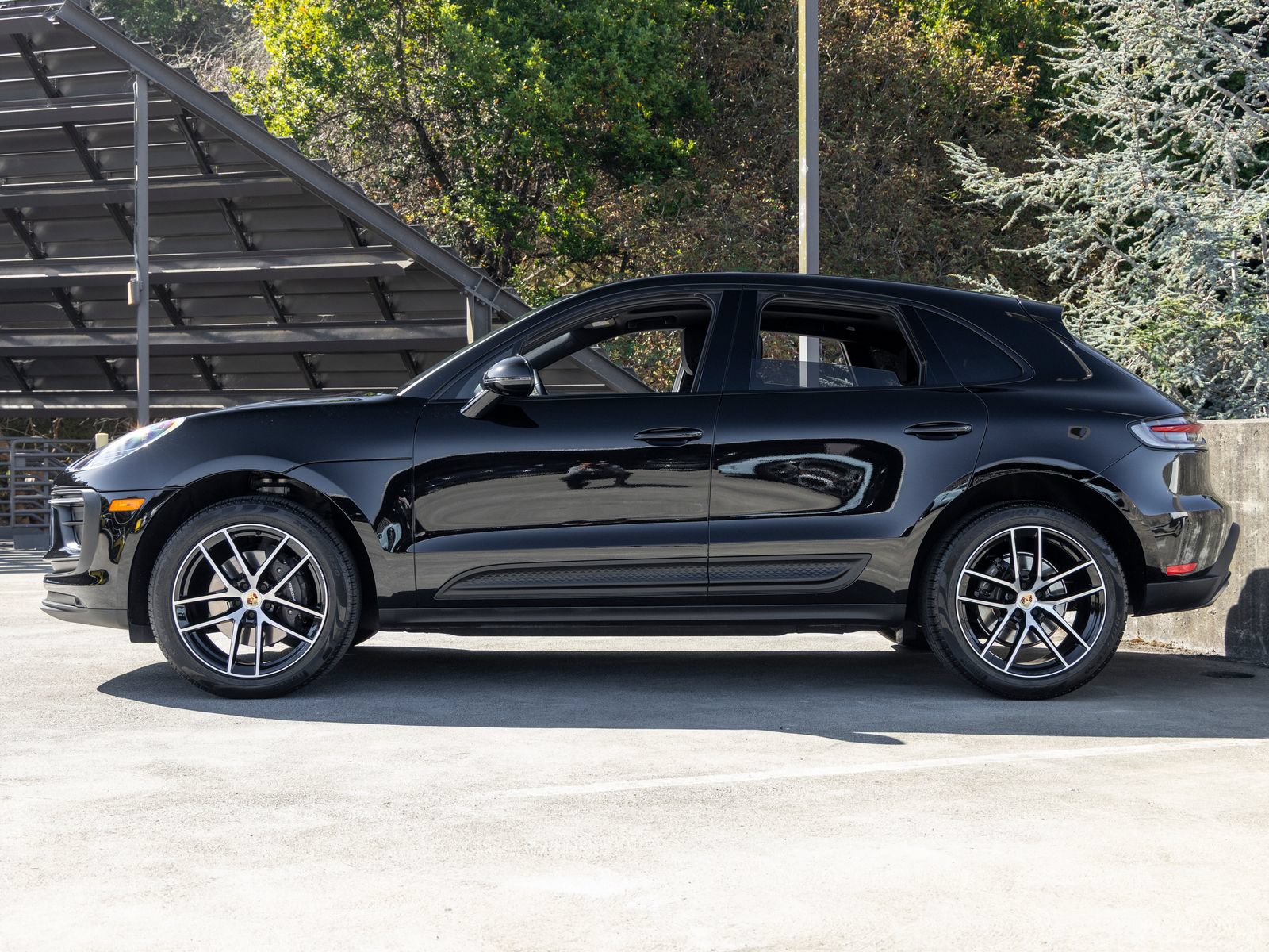 Certified 2023 Porsche Macan AWD/4WD image 2