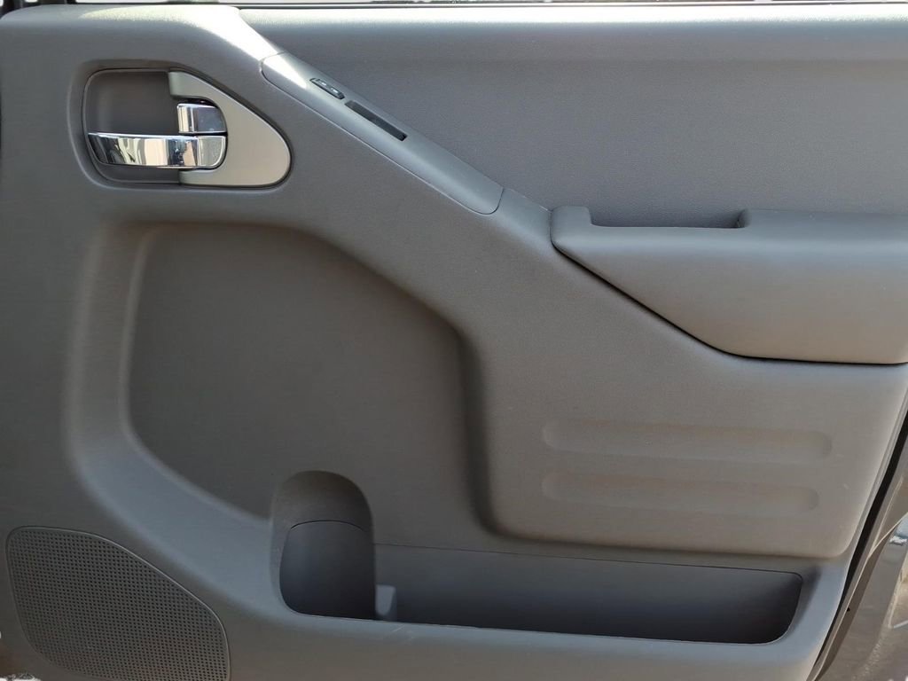 Used 2020 Nissan Frontier SV RWD image 9
