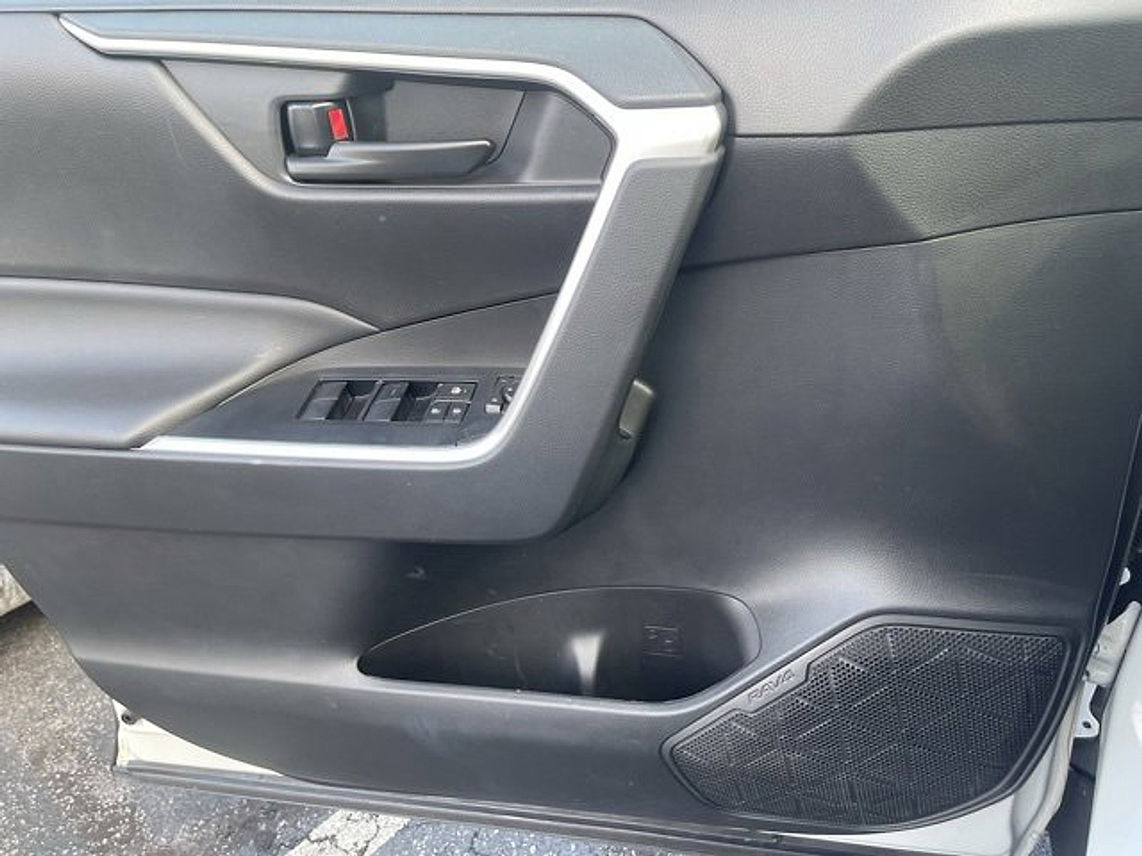 Used 2022 Toyota RAV4 LE image 9