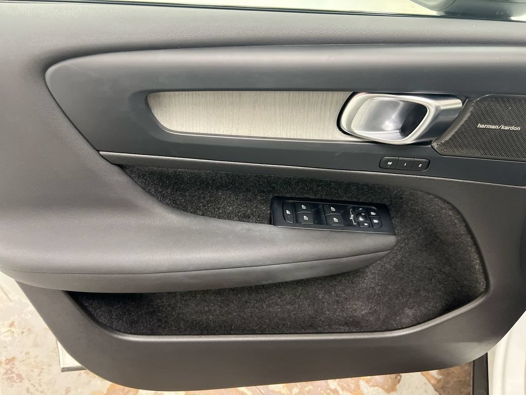 Used 2023 Volvo XC40 B4 Ultimate FWD image 21