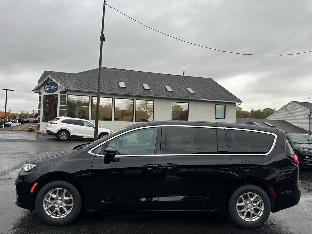 New 2026 Chrysler Pacifica Select image 4