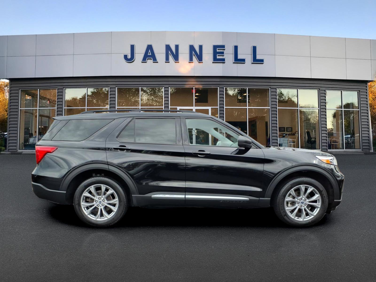 Used 2022 Ford Explorer XLT w/ Equipment Group 202A image 4