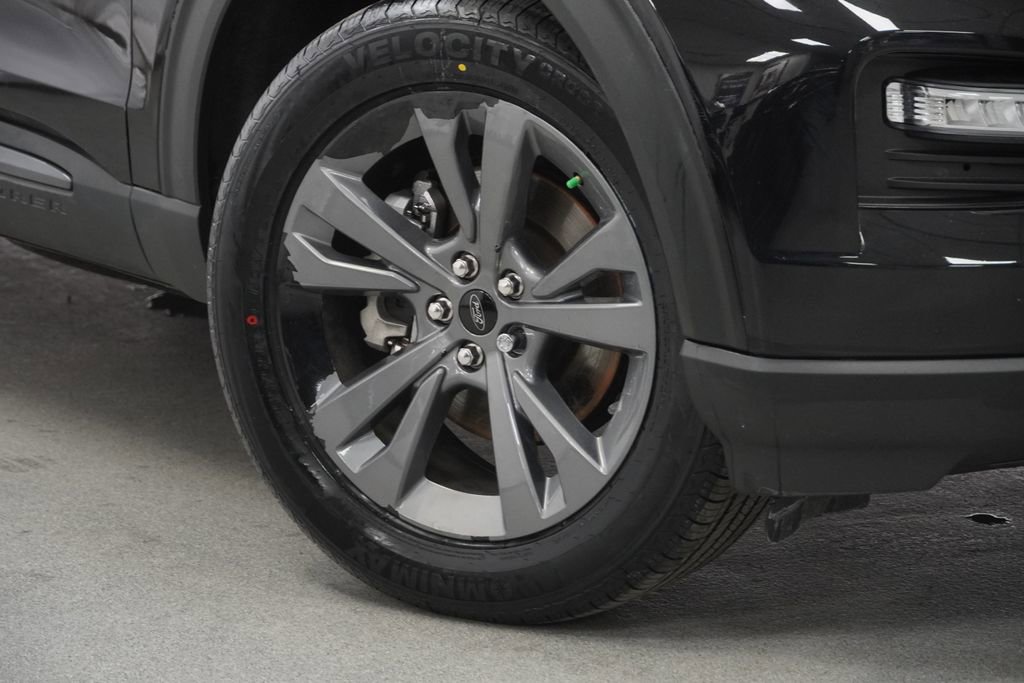 Used 2022 Ford Explorer XLT w/ Equipment Group 202A image 6