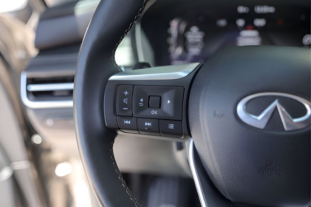 Used 2023 INFINITI QX60 Sensory w/ Vision Package AWD/4WD image 14