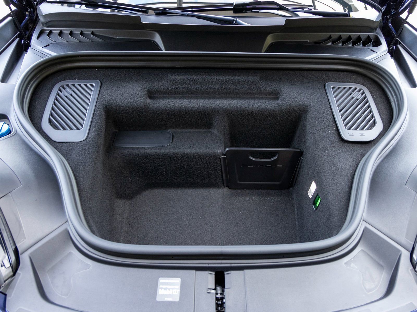 Certified 2025 Porsche Macan 4 Electric AWD/4WD image 57