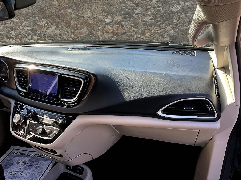 Used 2017 Chrysler Pacifica Touring-L image 14