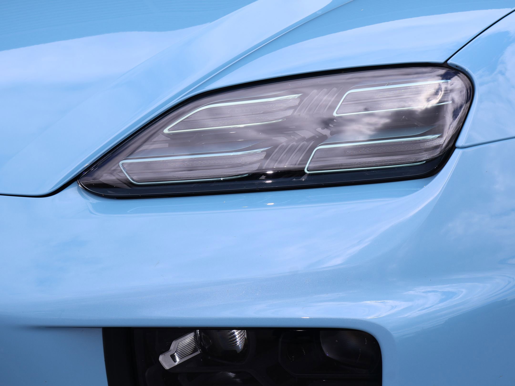 Certified 2025 Porsche Macan 4 Electric AWD/4WD image 13