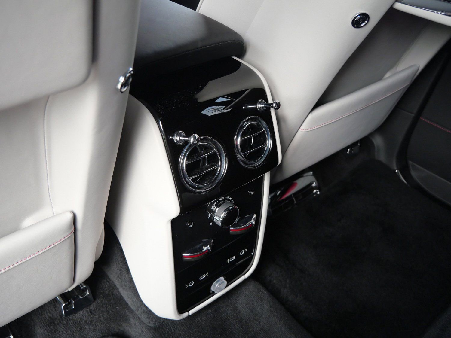 New 2025 Rolls-Royce Cullinan image 30