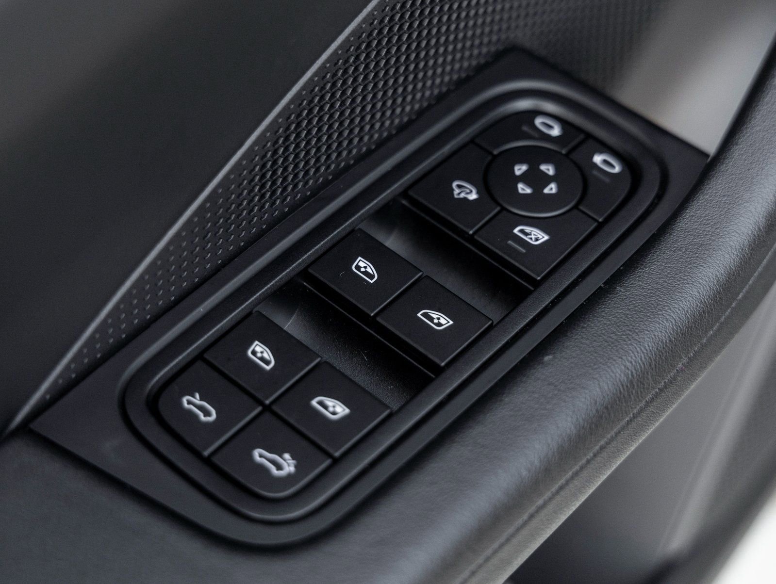 Certified 2025 Porsche Macan Electric image 19