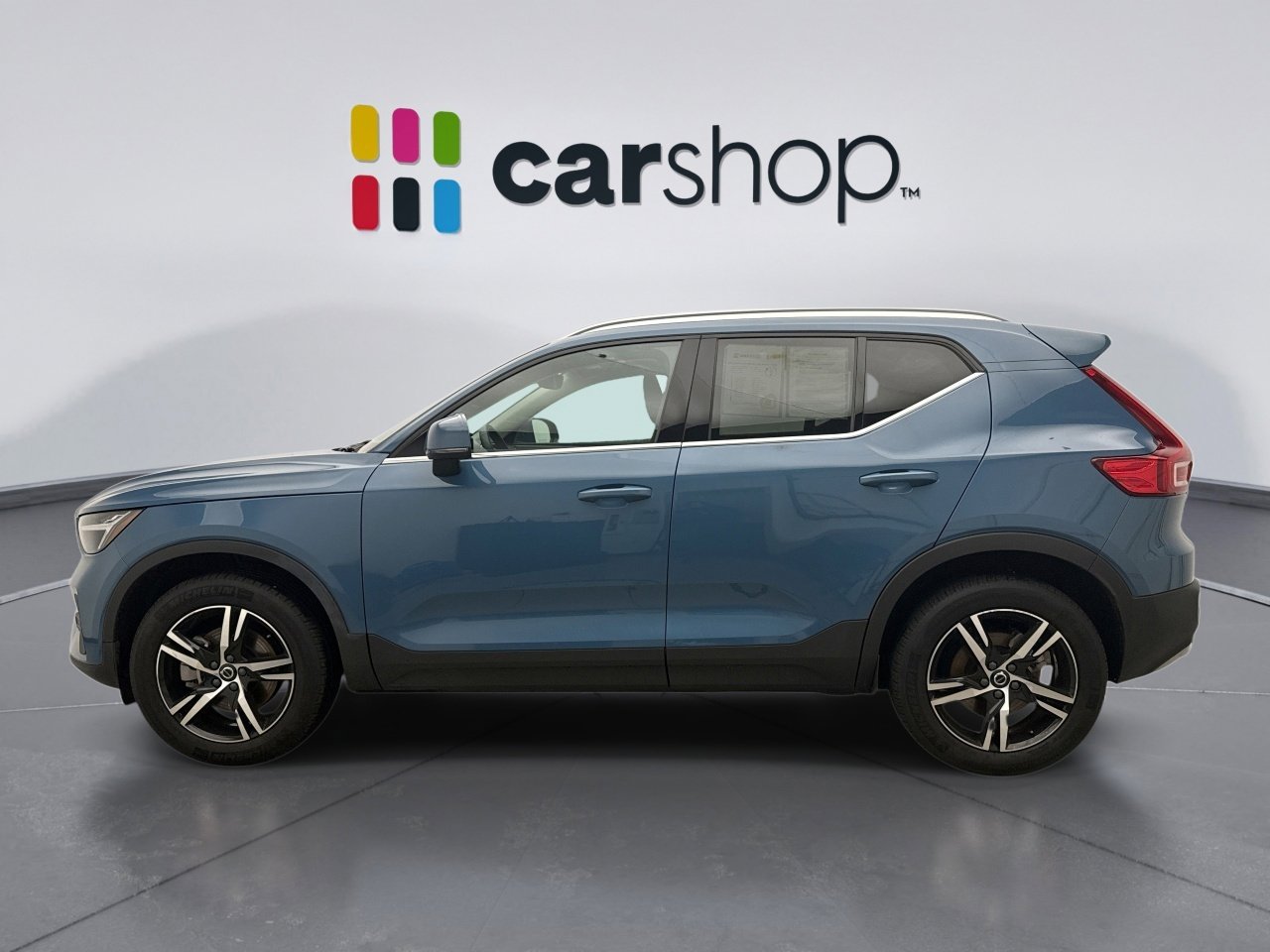 Used 2025 Volvo XC40 B5 Core image 2