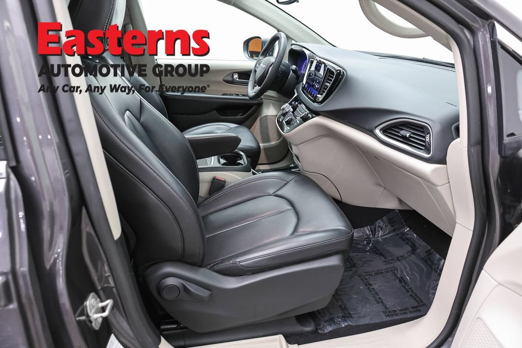Used 2023 Chrysler Pacifica Touring-L FWD image 26