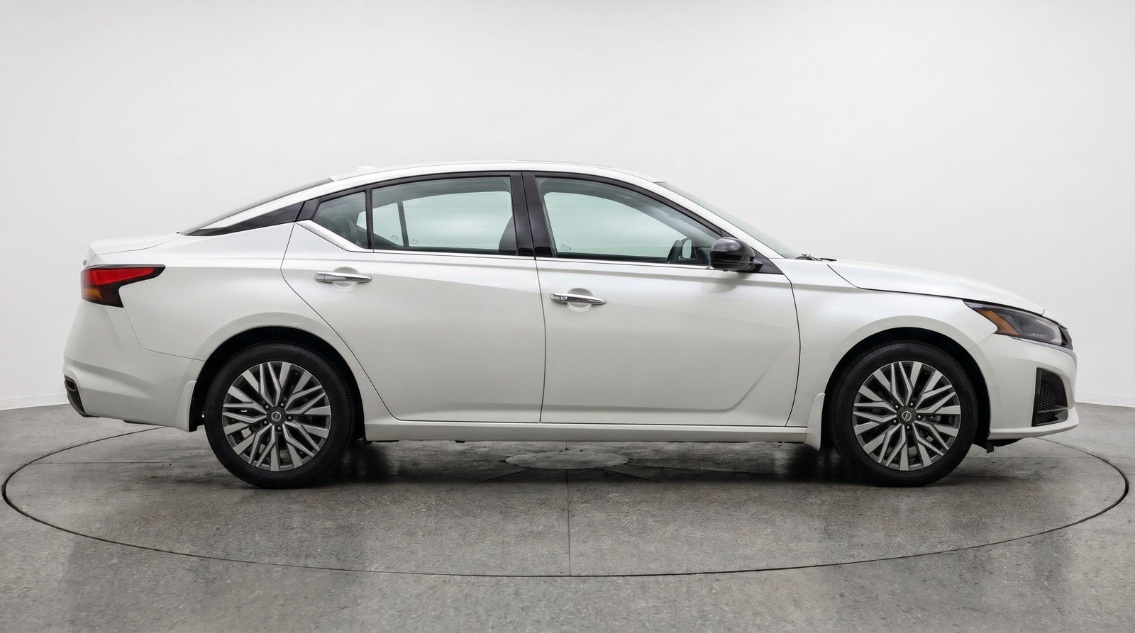 Used 2025 Nissan Altima 2.5 SV FWD image 11