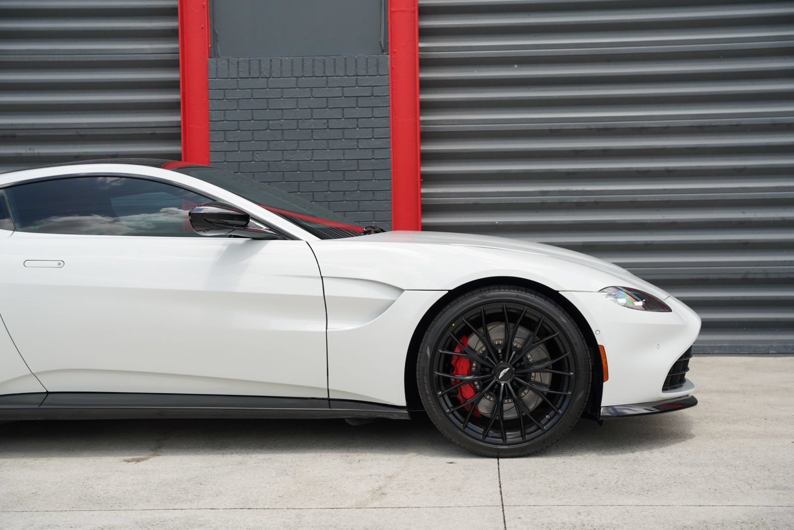 Used 2023 Aston Martin V8 Vantage Coupe RWD image 6