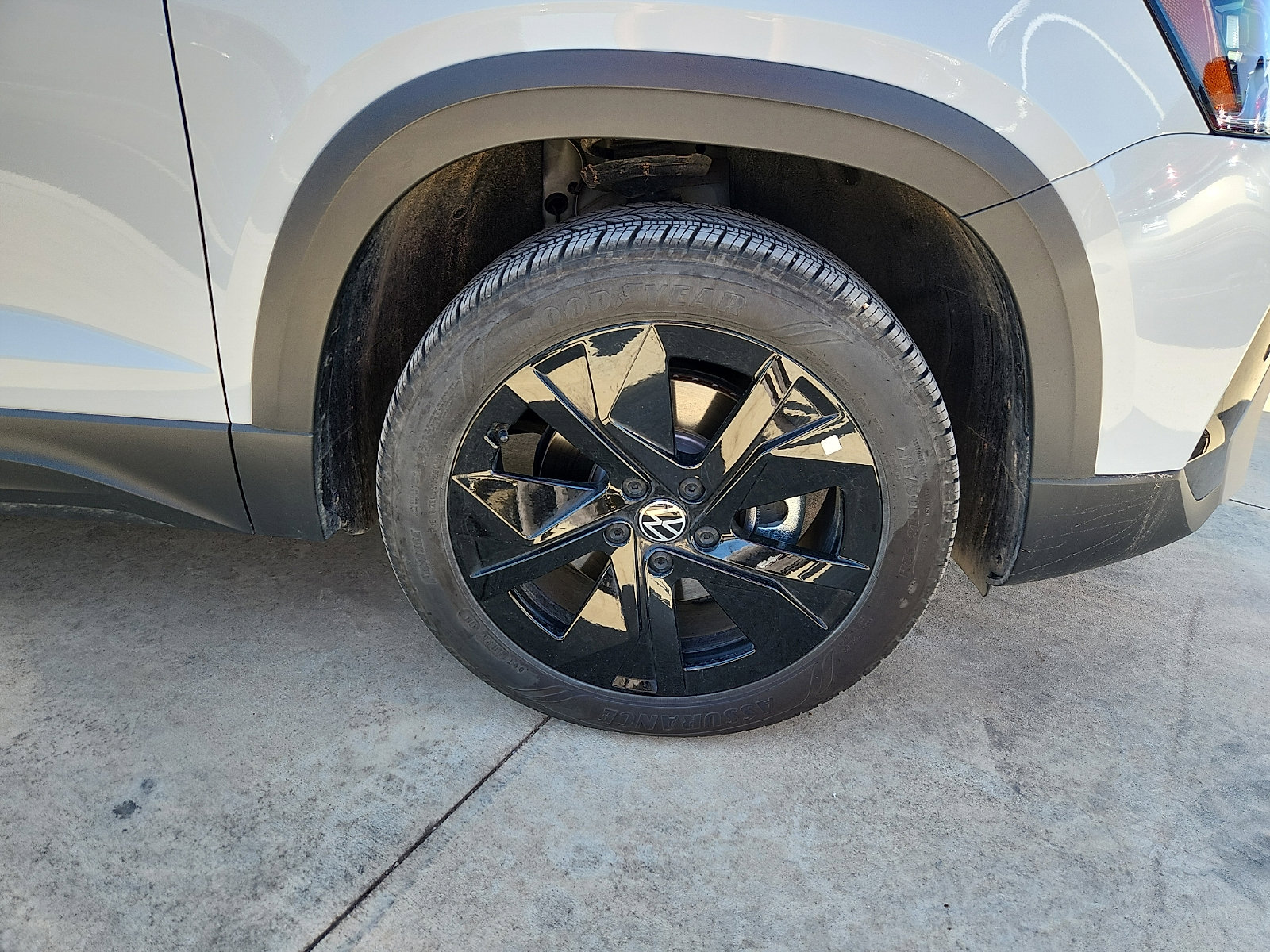 Certified 2025 Volkswagen Taos SE image 9