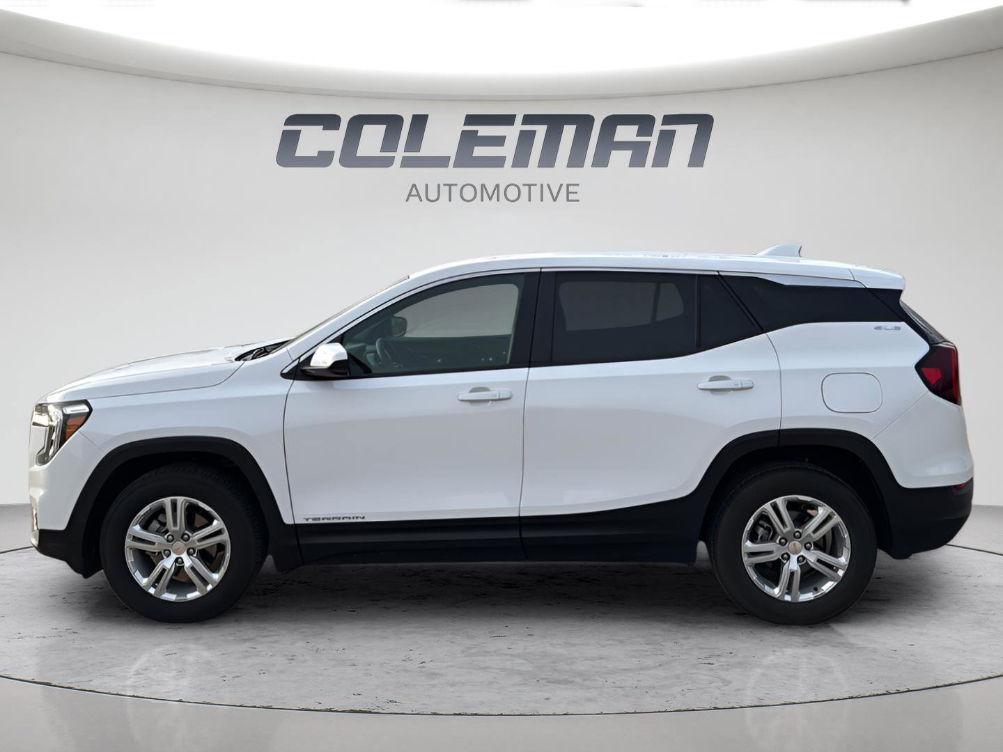 Used 2024 GMC Terrain SLE image 2