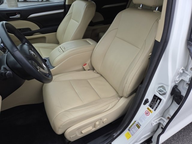 Used 2015 Toyota Highlander XLE AWD/4WD image 16