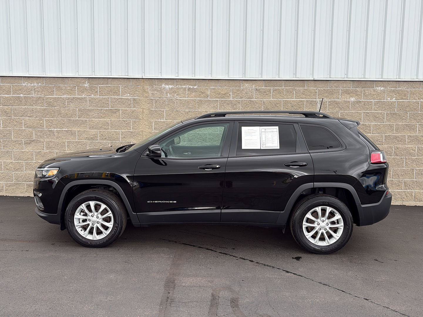 Used 2022 Jeep Cherokee Latitude Lux w/ Sun & Sound Group AWD/4WD image 42
