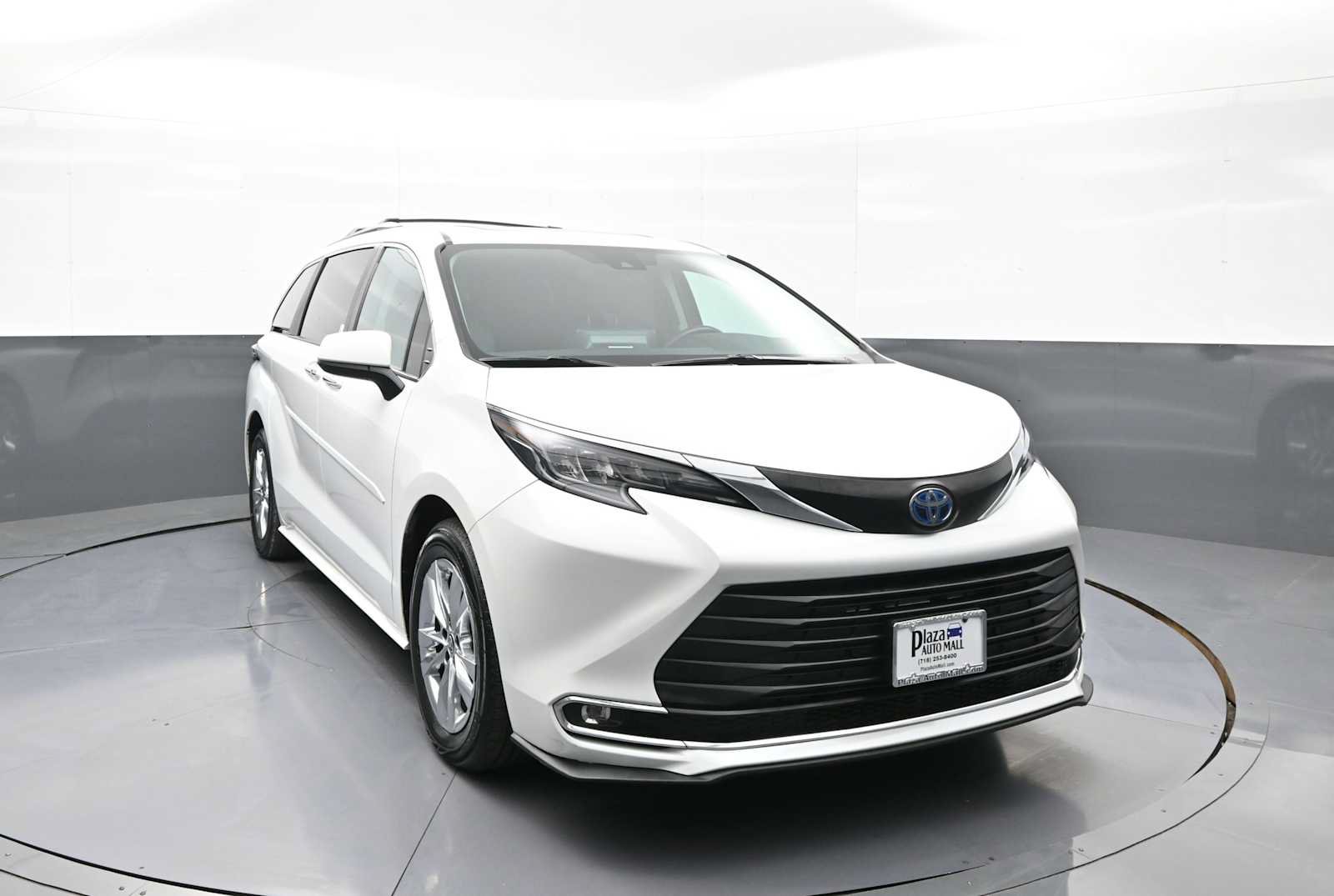 Used 2024 Toyota Sienna XLE w/ XLE Plus Package AWD/4WD image 3