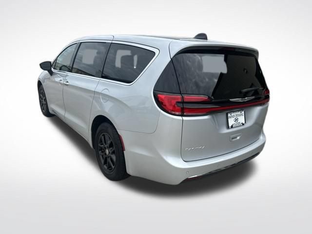 Used 2024 Chrysler Pacifica Touring-L FWD image 5