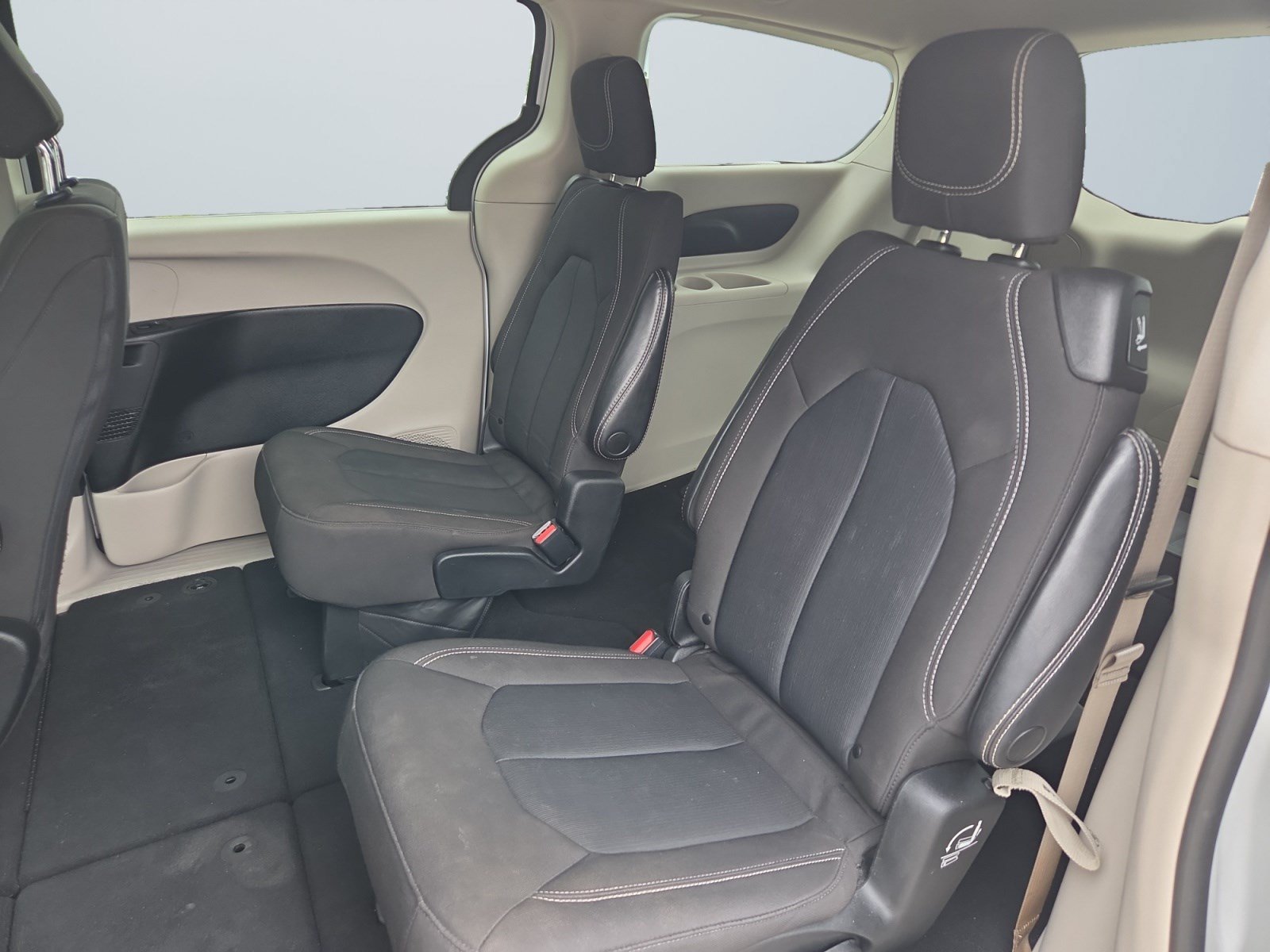 Used 2023 Chrysler Voyager LX FWD image 15
