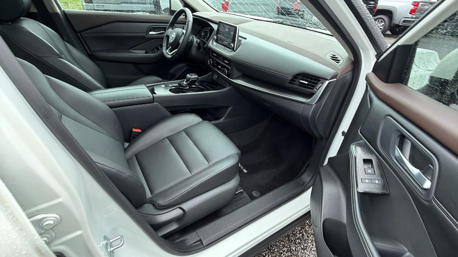 Used 2023 Nissan Rogue SV w/ SV Premium B Package FWD image 17