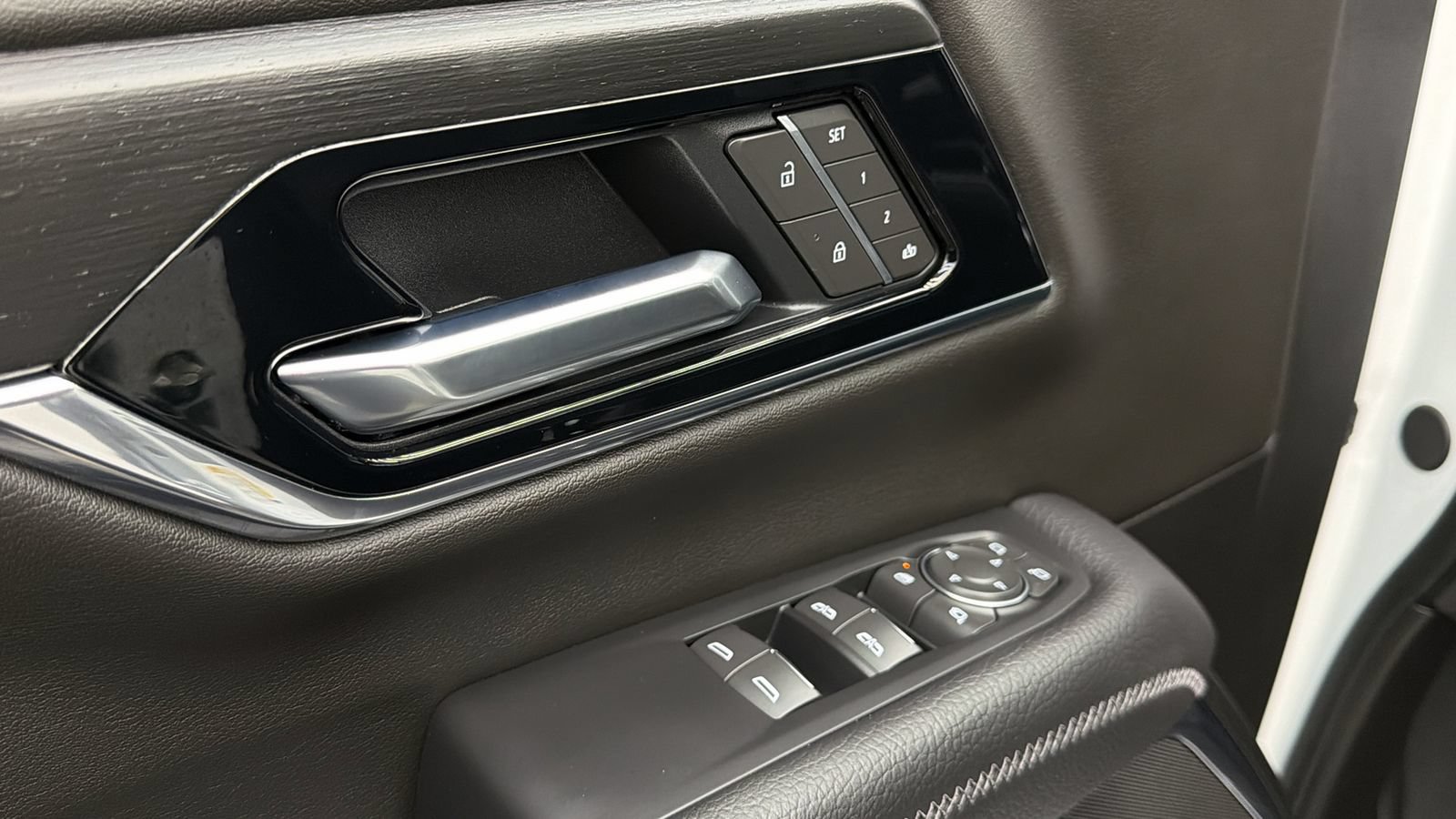 Used 2026 GMC Yukon Denali w/ Sun & Power Step Package AWD/4WD image 30