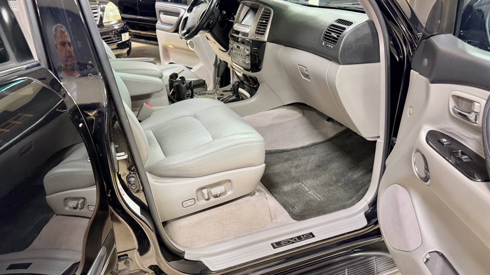 Used 2007 Lexus LX 470 4WD w/ Limited Edition image 32