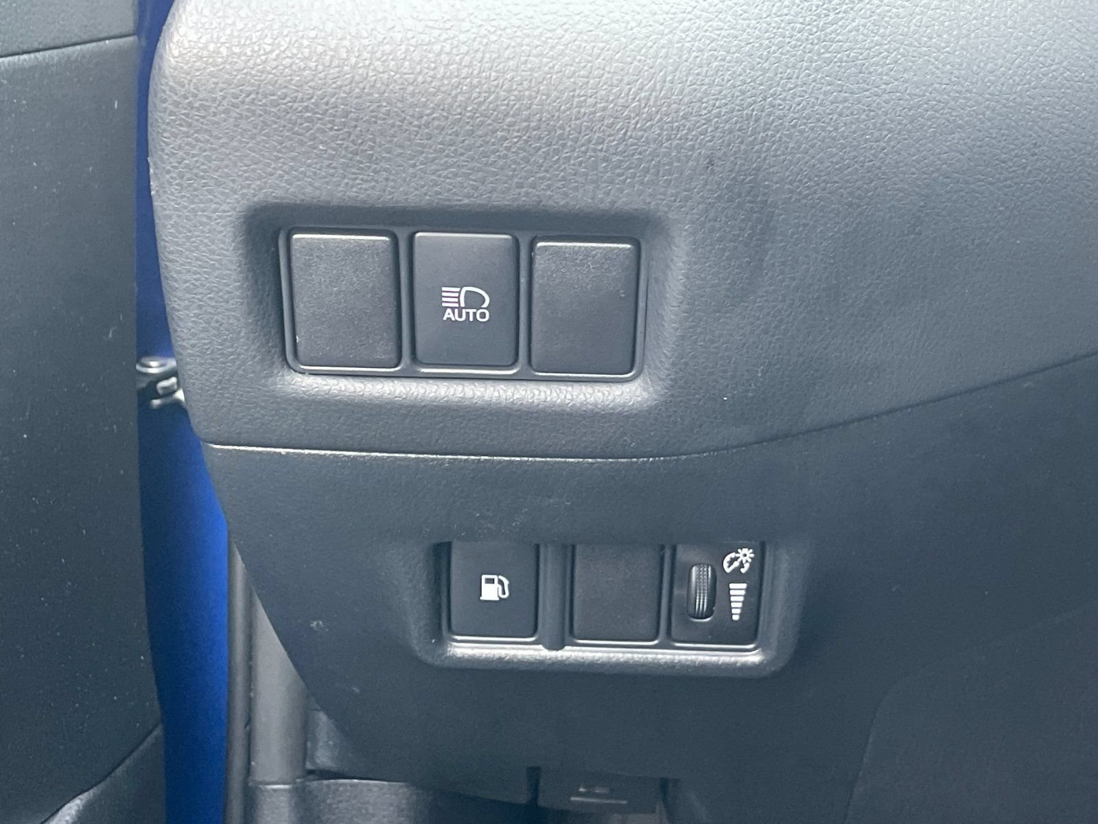 Used 2022 Toyota C-HR XLE FWD image 30