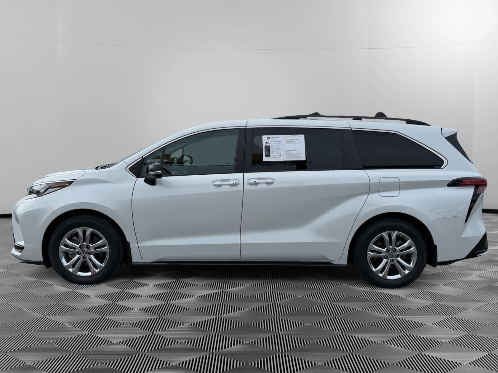 Used 2023 Toyota Sienna XSE image 2