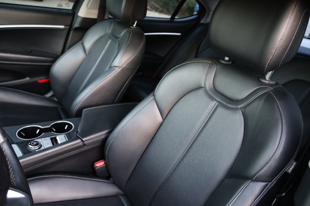 Used 2019 Genesis G70 2.0T Advanced RWD image 13